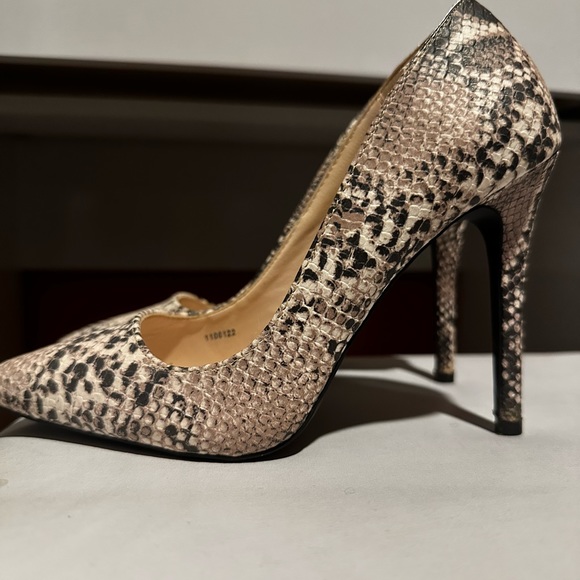 Charlotte Russe Pointy Stiletto Heels Crocodile pattern Only worn once - Picture 2 of 4